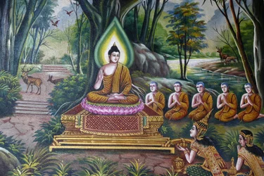 Fresco dat de Boeddha met volgelingen afbeeldt in Wat Chiang Mun, Chiang Mai. Thailand