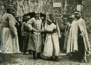 Generaal Kusmanek en Prins Frans Jozef bij het fort van Przemysl, Eerste Wereldoorlog, 1915, c1920