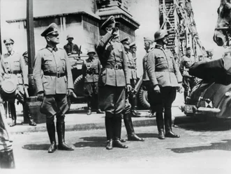 Generaal von Bock groet Duitse troepen die langs de Arc de Triomphe marcheren, Parijs, 14 juni 1940