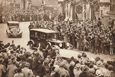 George VI en koningin Elizabeth verlaten Buckingham Palace voor vakantie in Windsor