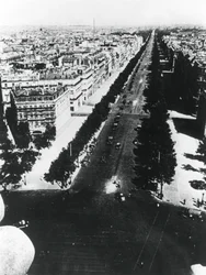Duitse troepen marcheren langs de Champs Elysees, Parijs, 14 juni 1940