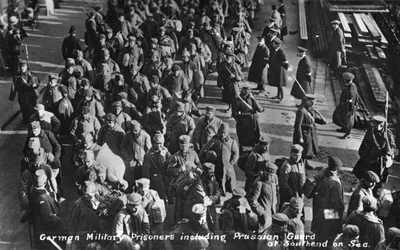 Duitse militaire gevangenen inclusief Pruisische bewakers in Southend on Sea, ca. 1914-1915