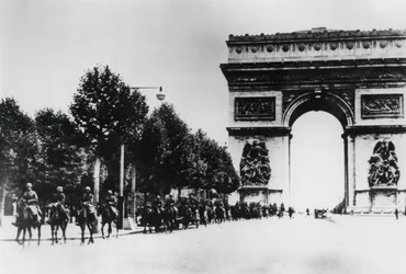 Duitse soldaten marcheren door Parijs, 14 juni 1940