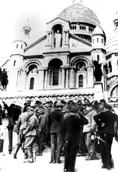 Duitse soldaten buiten de Sacré-Cœur, Montmartre, Parijs, 10 oktober 1940
