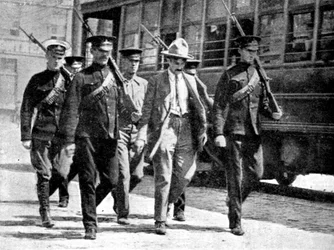 Duitse spion begeleid naar militaire gevangenis door de Canadese autoriteiten, Eerste Wereldoorlog, 1914