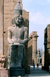 Reusachtig standbeeld van Ramses II, derde koning van de 19e dynastie, Luxor, Egypte