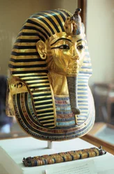 Gouden dodenmasker van lapis lazuli van Toetanchamon, koning van Egypte, ca. 1323 v.Chr.