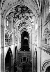 Gotische architectuur: uitzicht op het schip vanaf het triforium. 1321-1504 Kathedraal van Saint Antolin, Palencia, Spanje
