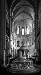 Gotische kunst: uitzicht op het koor van de Kathedraal Notre Dame de Noyon (12e-13e eeuw). (Oise)