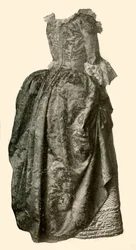 Jurk van gele damast brokaat gedragen over een blauw gewatteerde satijnen onderrok, ca. 1710-1730, 1937