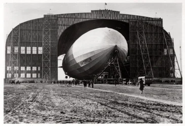 Graf Zeppelin bevestigd aan de mobiele anker mast, Lakehurst, New Jersey, VS, 1930, 1933