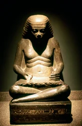 Granieten beeld van een zittende oude Egyptische schrijver, uit Karnak, 17e-18e dynastie, c1500 v.Chr.