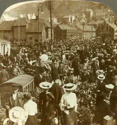 Grote markt van drukke Bergen, de bloemenmarkt N. naar de vismarkt, Noorwegen, c1905