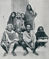Groep Danakil mannen en vrouwen uit de Italiaanse haven, Assab Bay, Eritrea