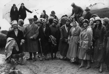 Groep toeristen die Svartisen bezoeken, Noord-Noorwegen, 1929