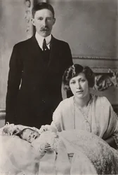 H.K.H. Prinses Mary & Burggraaf Lascelles met hun zoon, George Henry Hubert Lascelles, 1923