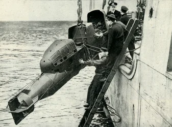 Het hijsen van een door een man bemande torpedo aan boord van een schip, Tweede Wereldoorlog, 1945