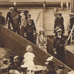 Weer Thuis - De Hertog en Hertogin landen in Portsmouth 27 juni 1927, 1937