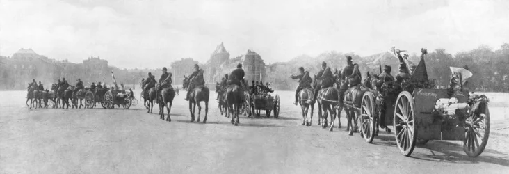 Paardgetrokken artillerie passeert het Paleis van Versailles, Frankrijk, augustus 1914