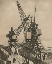 Grote mobiele kranen bij Tilbury laden de vracht uit het ruim van een schip