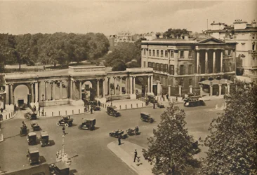 Hyde Park Corner met de Drievoudige Boog die leidt naar het Koninklijk Park met Apsley House, c1935