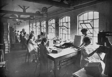 In de doosfabriek, 1919