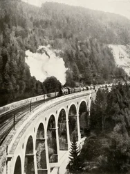 In de Semmering Vallei, Oostenrijk. Een goederentrein die de gebogen Gamperl Viaduct oversteekt