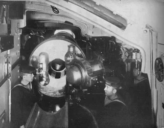 Binnen in de Barbette van een slagschip met de geopende sluiter van een 135 inch kanon, 1914