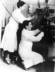 Irene Joliot-Curie en Frederic Joliot, Franse natuurkundigen, circa 1935