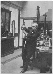 James Dewar, Schotse chemicus en natuurkundige in zijn laboratorium, ca. 1890