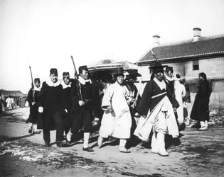 Japanse ambtenaar met een escorte van soldaten, Korea, ca. 1900