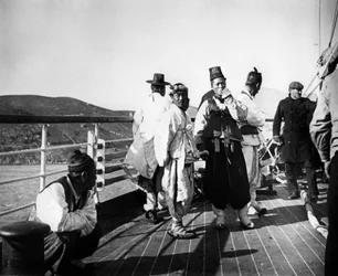 Japanse ambtenaren aan boord van een schip, Korea, 1900