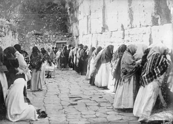 Jeruzalem, bij de Klaagmuur op vrijdag, ca. 1909-1910 (zwart-wit foto)