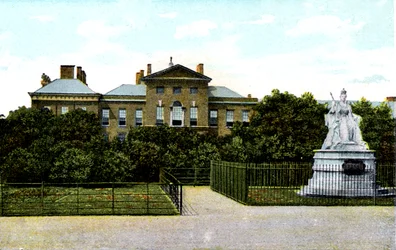 Kensington Palace en standbeeld van koningin Victoria, Londen, 20e eeuw