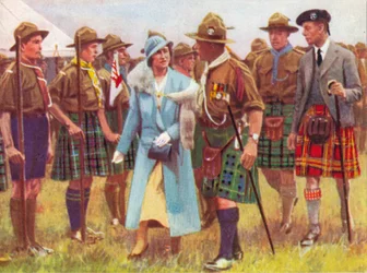Koning George VI en Koningin Elizabeth inspecteren scouts in Portree, op het eiland Skye ca. 1935