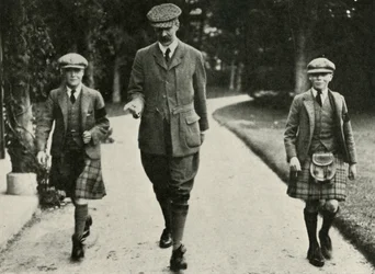 Koning George VI en de Ex-Koning Edward VIII met hun leraar Mr. Hansel, 1911, 1937