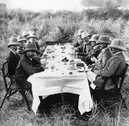 Koning George V luncht na de tijgerjacht in Nepal