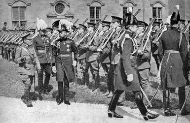 Koning George V 1865-1936 inspecteert de OTC aan Bangor University College, ca. 1920s, 1936