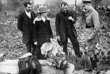 Koning George V bewondert volkstuinen op Clapham Common, Londen, c1910s-c1920s 1936