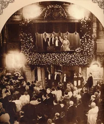 Koning George V en koningin Mary bij een Royal Command Variety Performance, 1920s of 1930s, 1935