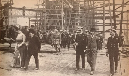 Koning George V en koningin Mary op een scheepswerf in Sunderland tijdens de Eerste Wereldoorlog, 15 juni 1917, 1935