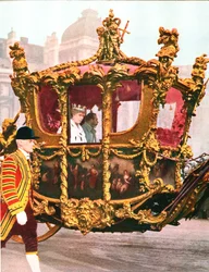 Koning George V en Koningin Mary in de historische Staatskoets, ca. 1935