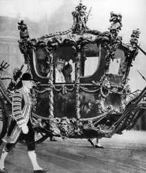Koning George V en koningin Mary op weg naar de opening van het parlement, c1930s