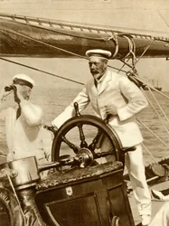 Koning George V aan het roer van zijn jacht, Britannia, tijdens Cowes Regatta week, 1924, 1935