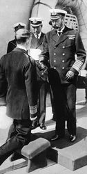 Koning George V riddert Vice-admiraal Pakenham aan boord van HMS Princess Royal, c1930s
