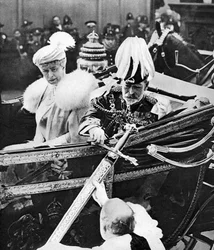 Koning George V raakt het zwaard van de stad aan, bij Temple Bar, Londen, 1930s