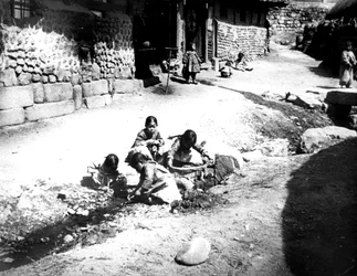 Koreaanse kinderen op straat, Nam San, Korea, 1900
