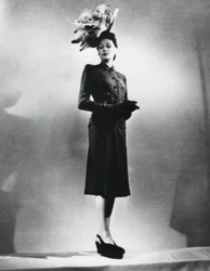 La femme chic, outfit door de Franse modeontwerper Jacques Fath, Parijs, januari 1943