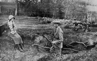 Lady Elizabeth Bowes-Lyon en de Hertog van York bij haar huis in Hertfordshire nabij Welwyn, 1923