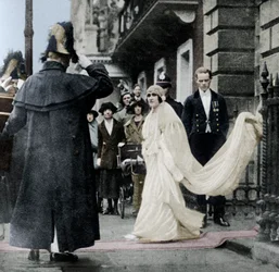 Lady Elizabeth Bowes-Lyon op weg naar haar huwelijk in Westminster Abbey, 26 april 1923, 1937